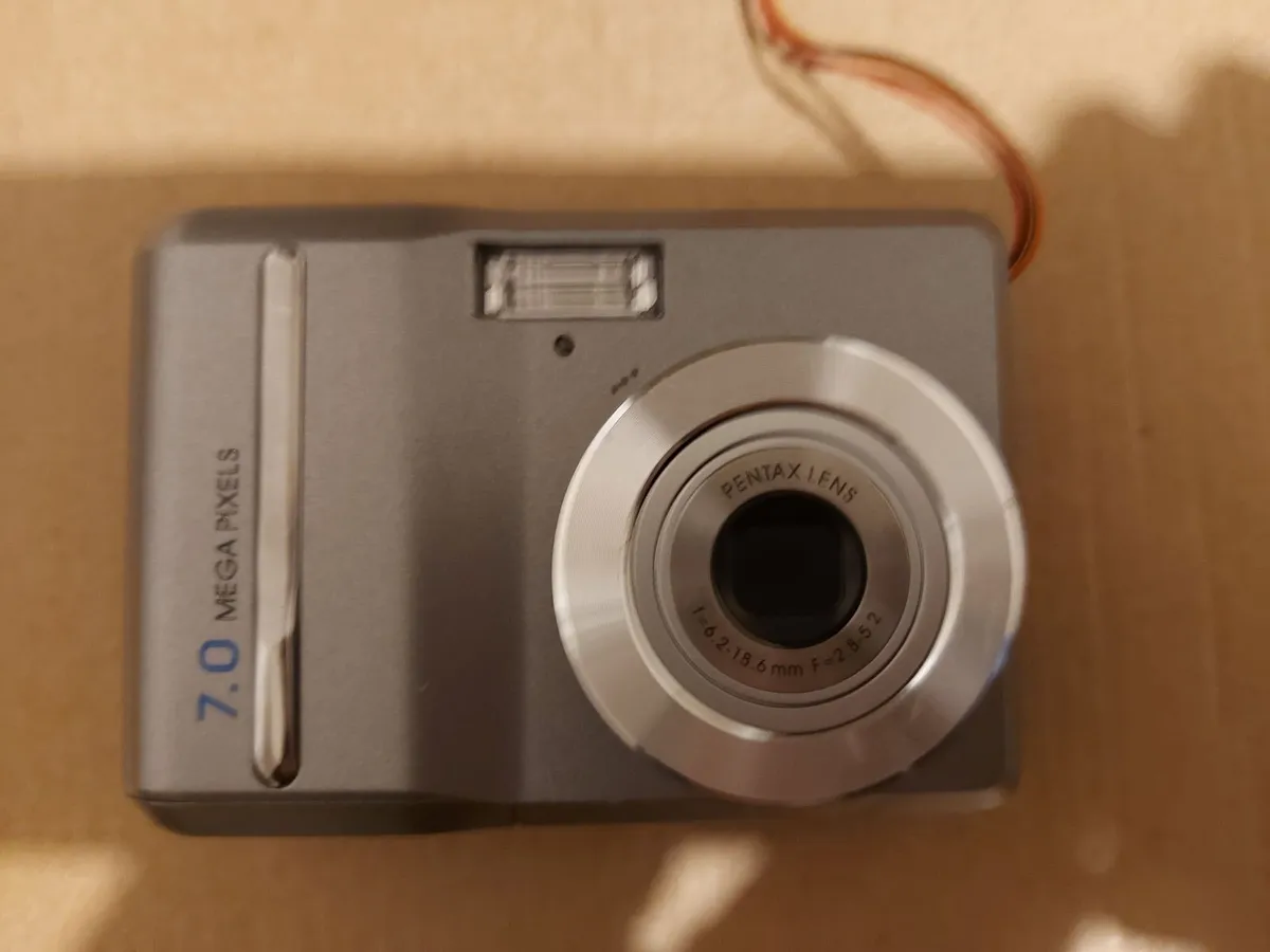 PENTAX 7 Megapixels Digital Camera, takes 2 AA Bat - Image 2