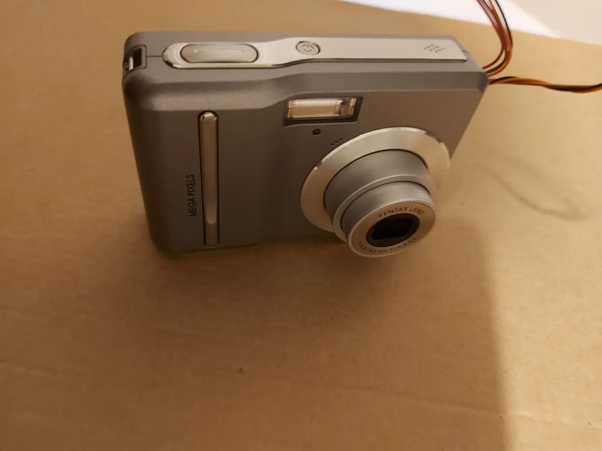 PENTAX 7 Megapixels Digital Camera, takes 2 AA Bat - Image 1
