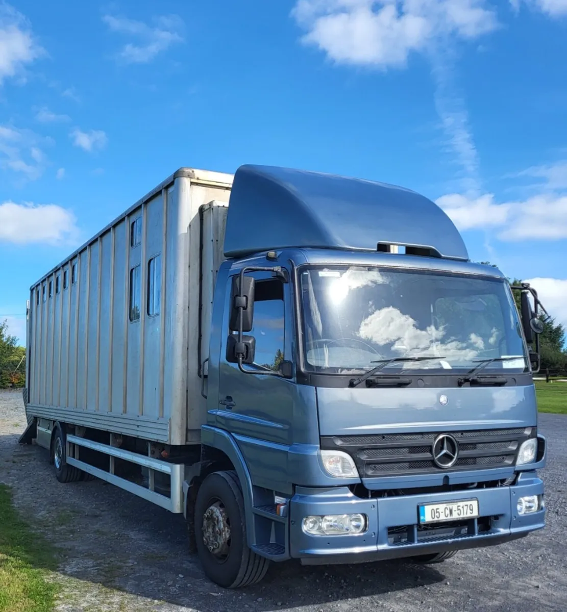 05 Mercedes 7 Horse truck - Image 2