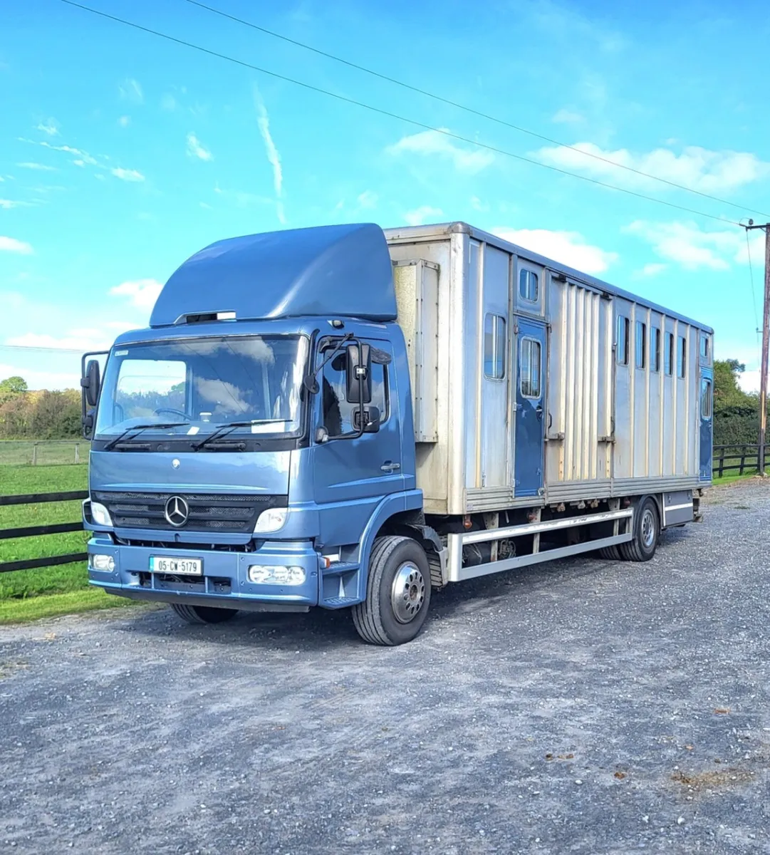 05 Mercedes 7 Horse truck - Image 4