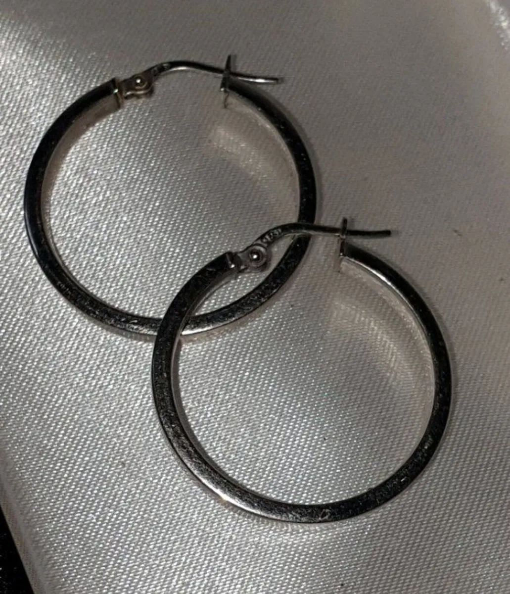 Vintage 9ct White Gold Hallmarked Hoop Earrings - Image 4