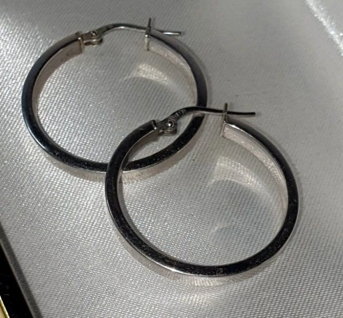 Vintage 9ct White Gold Hallmarked Hoop Earrings - Image 3