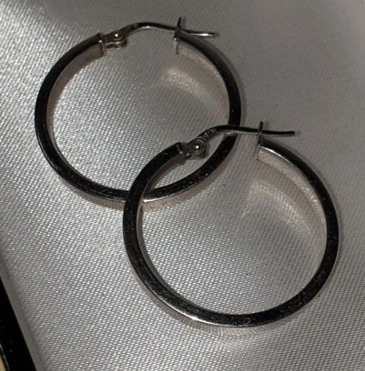 Vintage 9ct White Gold Hallmarked Hoop Earrings - Image 1