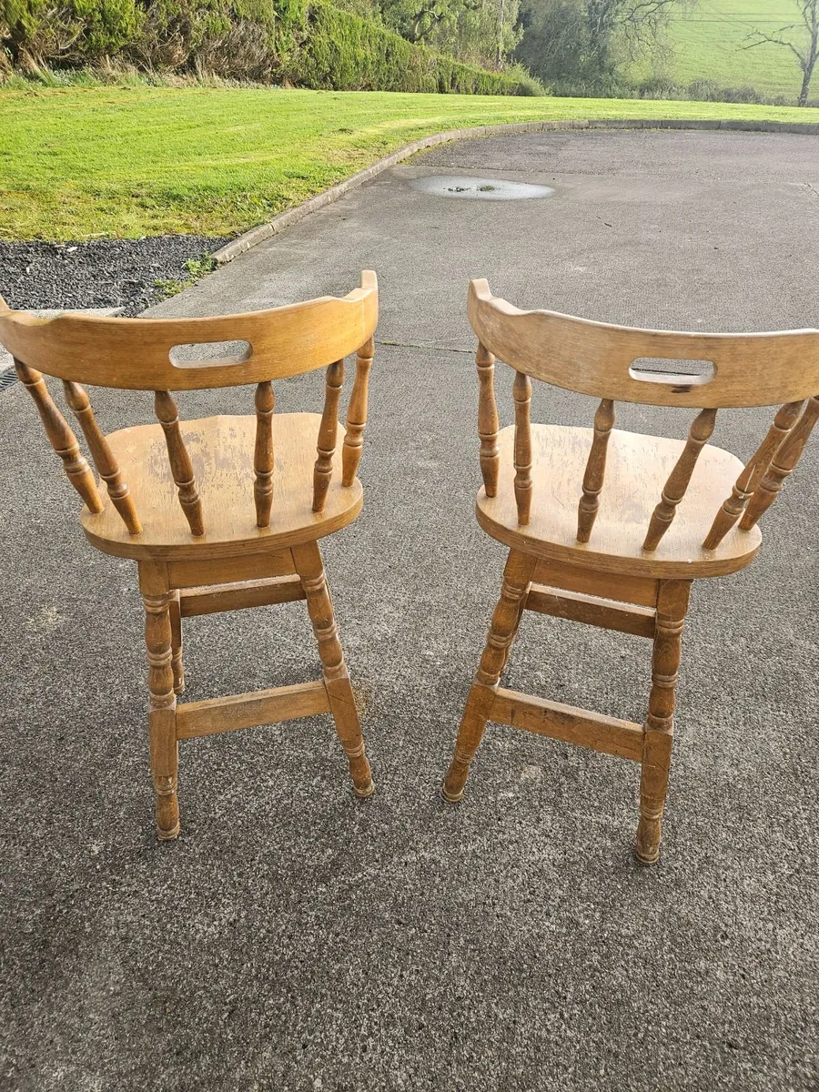 Swivelling counter chairs. - Image 1
