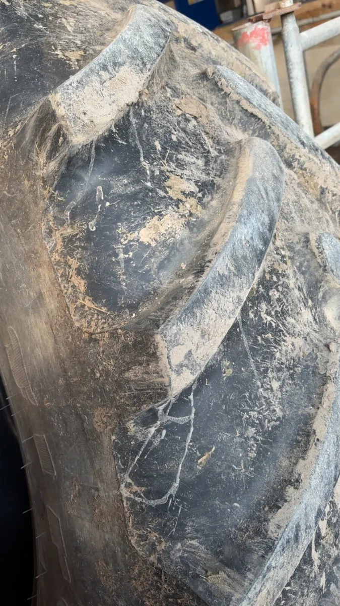 520 85R38 Firestone Tyre - Image 3