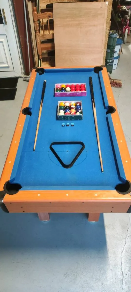 Pool table - Image 1