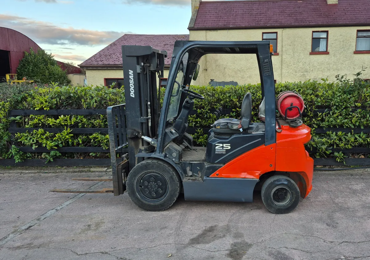 2021 doosan forklift - Image 1