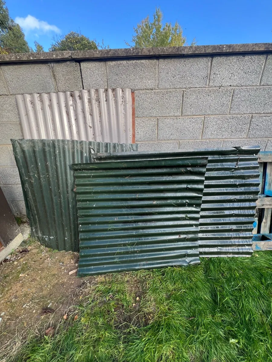 5 green corrugated metal roofing sheets - Image 1