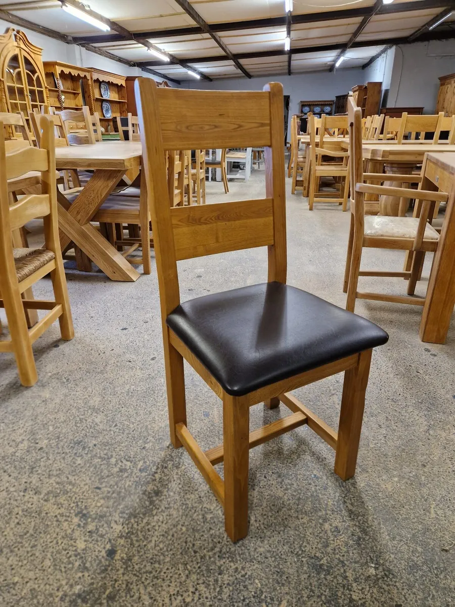 Solid oak table, 6 oak ladder back chairs - Image 4