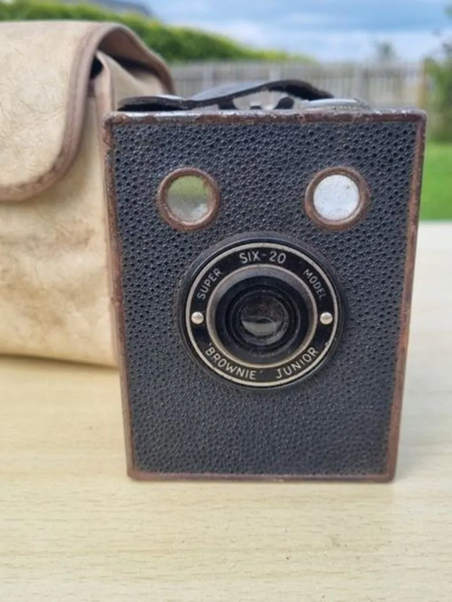 Kodak Brownie Junior box camera - Image 1