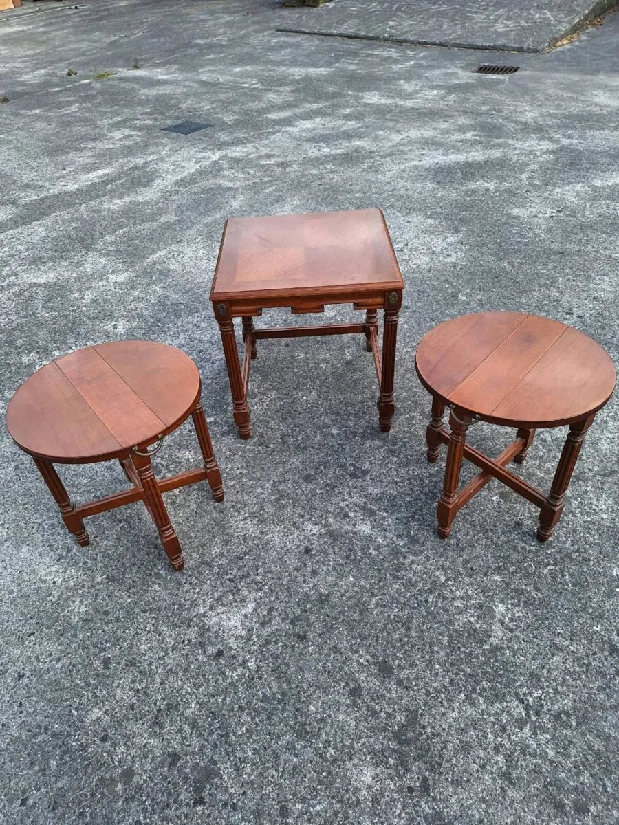 A beautiful and very unusual nest of tables - Image 3