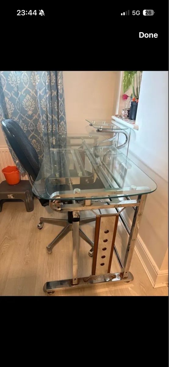 Office table - Image 1