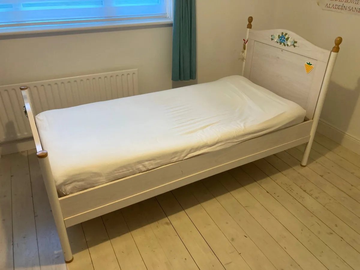 Single bed - Image 1