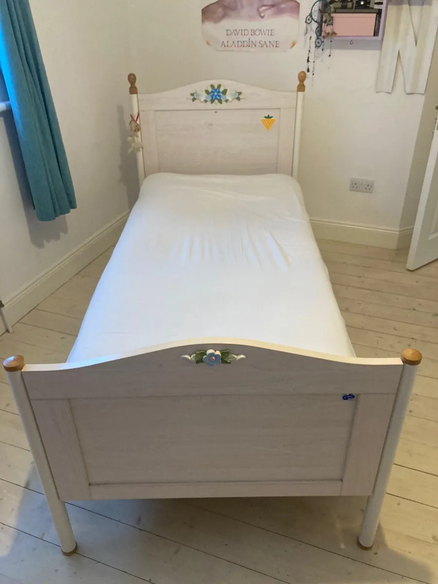 Single bed - Image 2