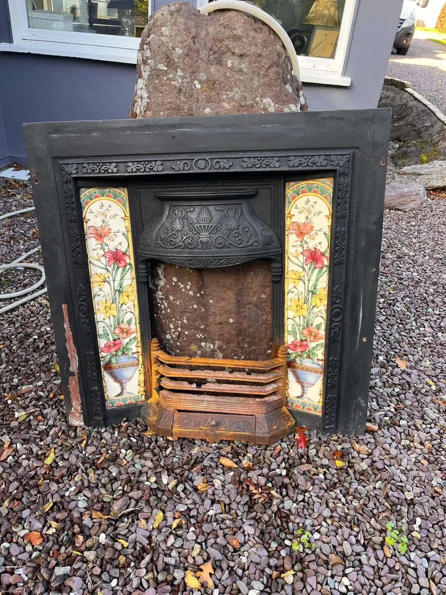 Cast iron fireplace insert with front grate - Image 2