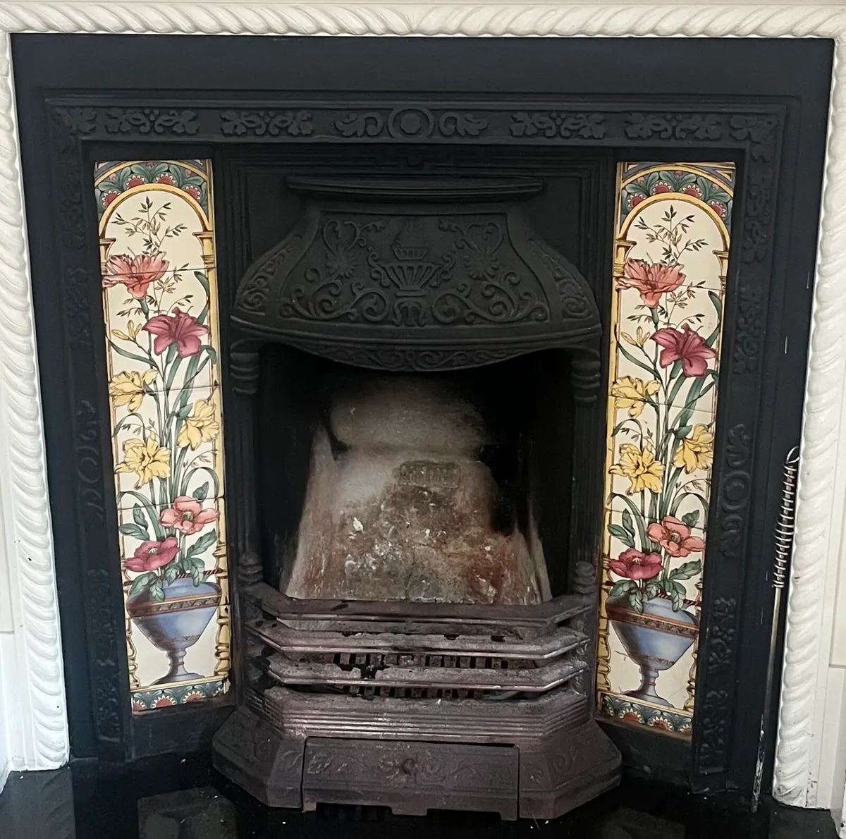 Cast iron fireplace insert with front grate - Image 1