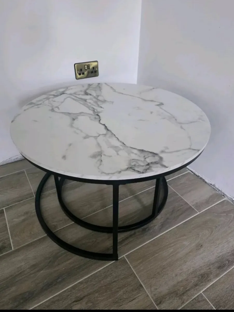 Marble effect table - Image 1