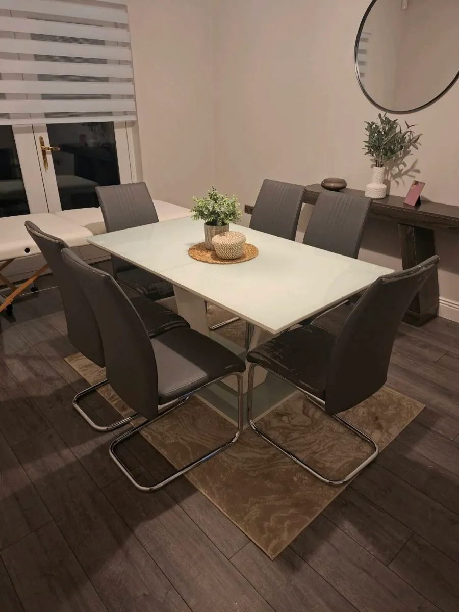 Table and chairs - Image 1