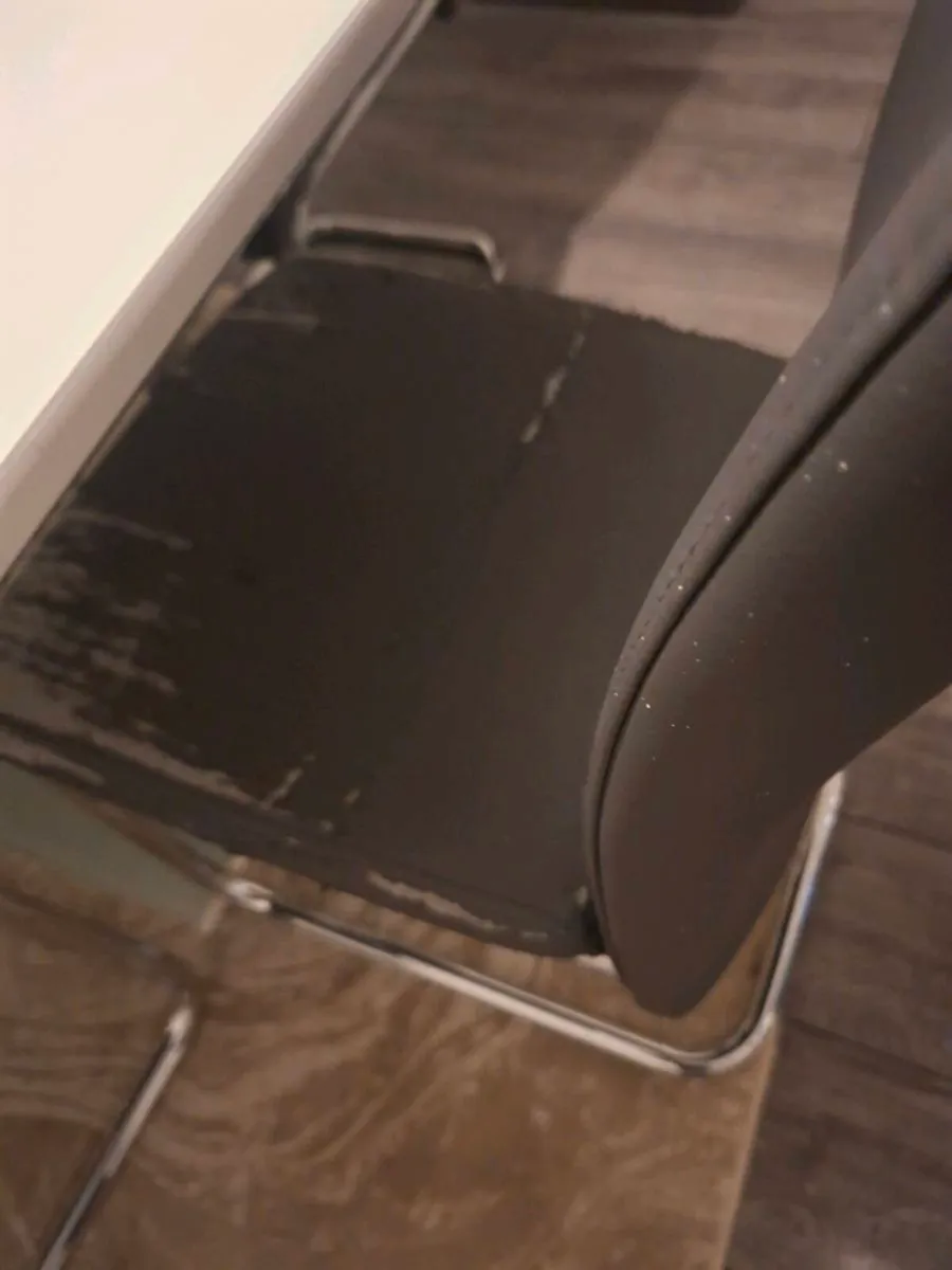 Table and chairs - Image 3