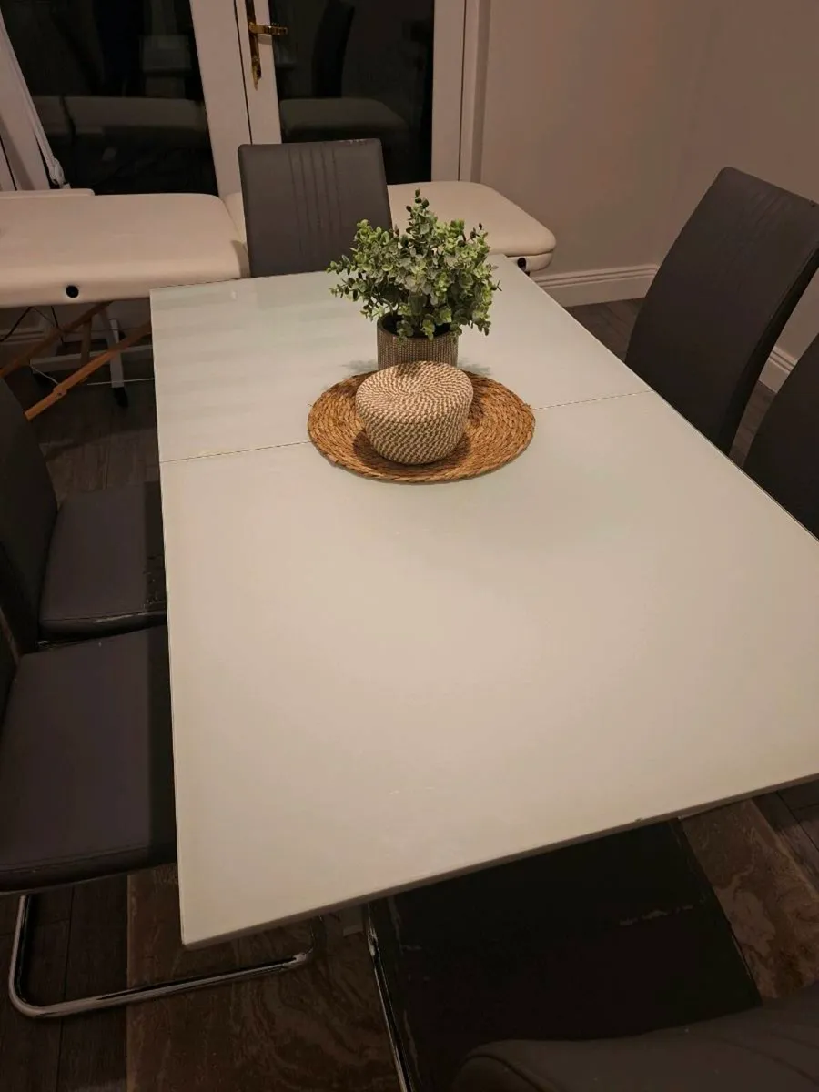 Table and chairs - Image 4