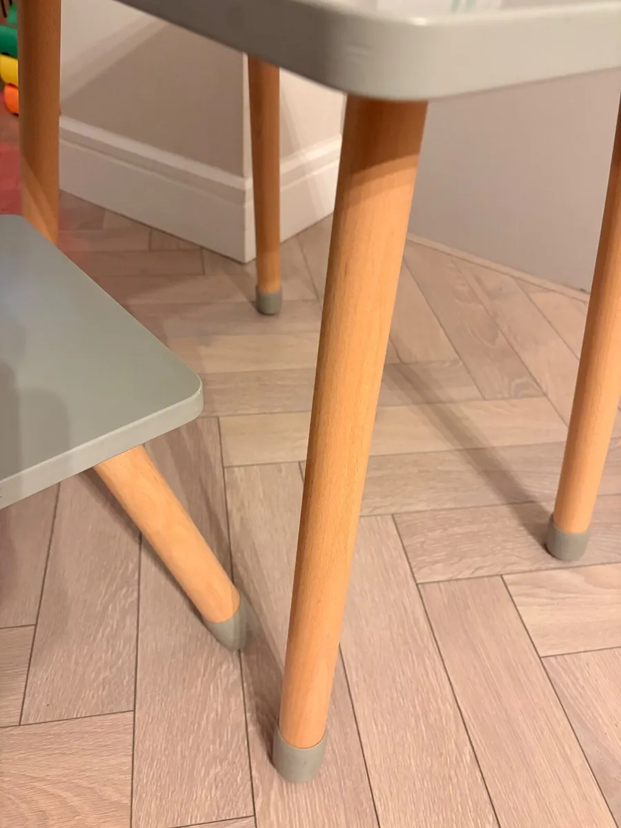 Kids table & chair - Image 4