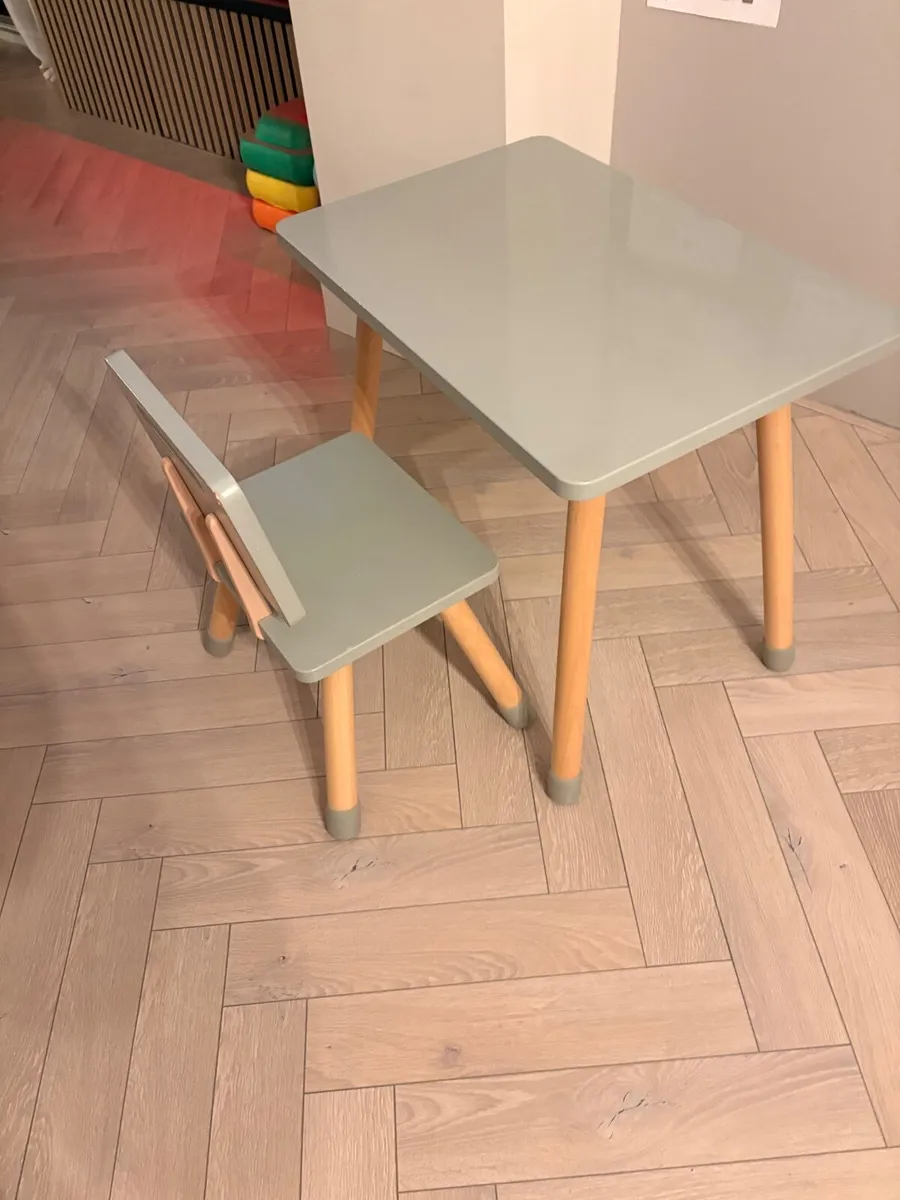 Kids table & chair - Image 1