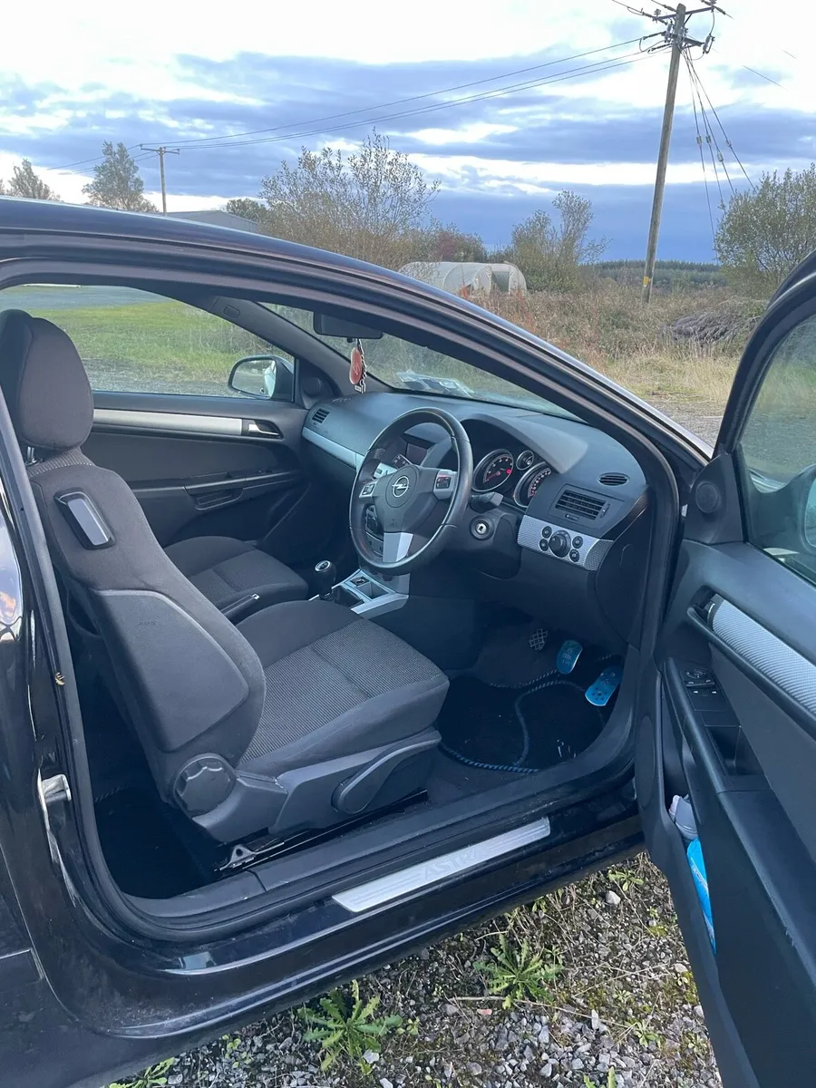 2011 Opel Astra *read description* - Image 2