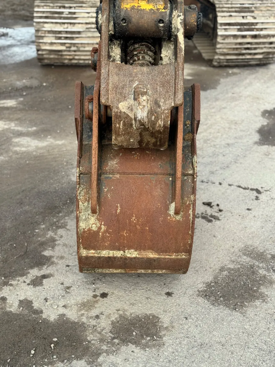24” Strickland Bucket on 65mm Pins - Image 3