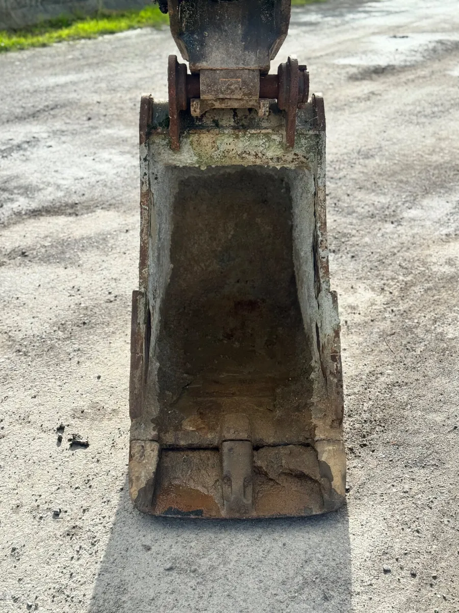 24” Strickland Bucket on 65mm Pins - Image 4