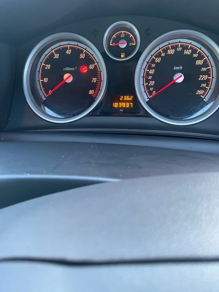 2011 Opel Astra *read description* - Image 3