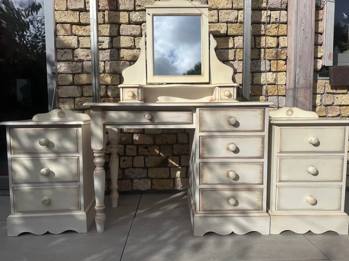 VANITY TABLE WITH MIRROR WITH MATCHING BEDSIDE LOC - Image 4
