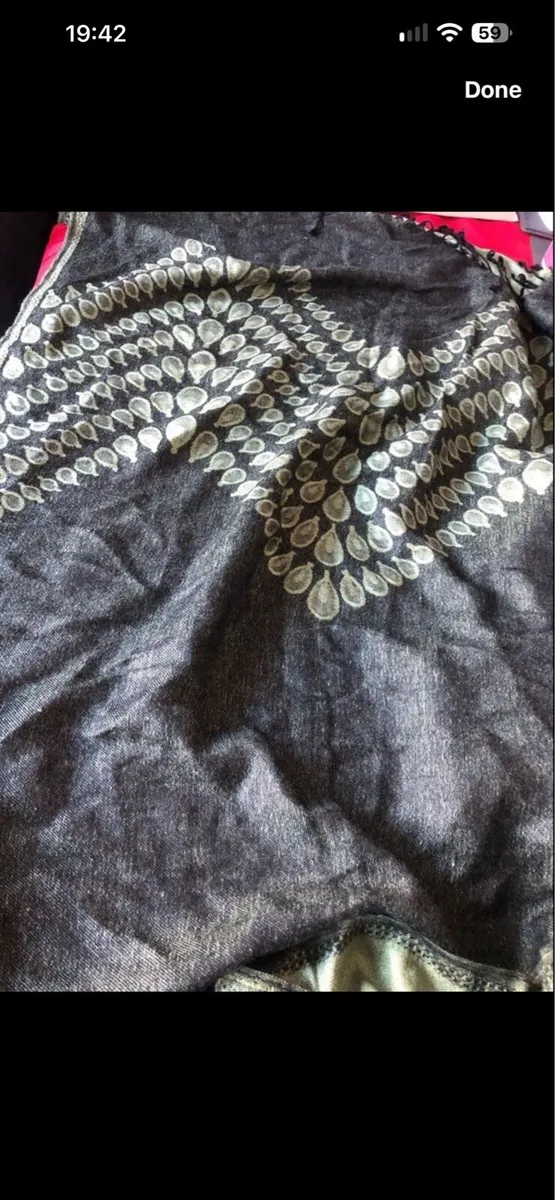 Ladies cashmere shawl €10 - Image 2