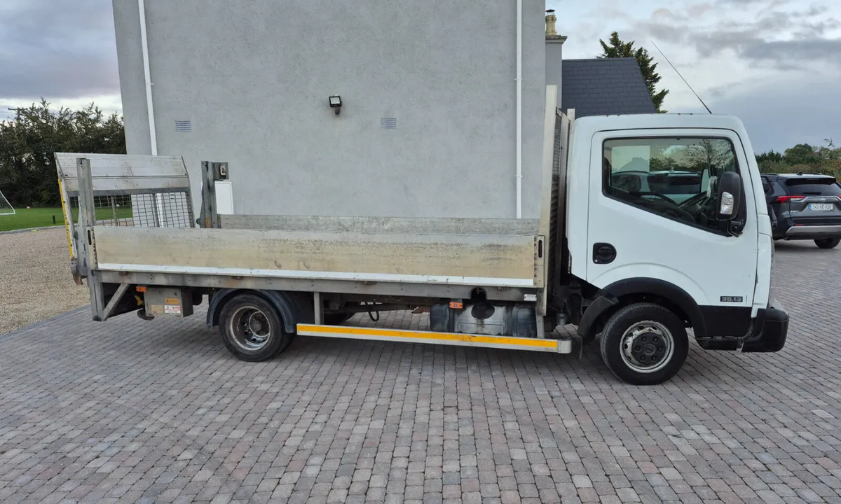 2017 Nissan Cabstar flat bed - Image 1