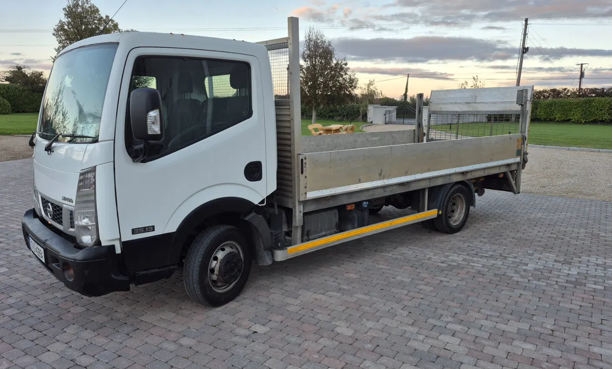 2017 Nissan Cabstar flat bed - Image 4