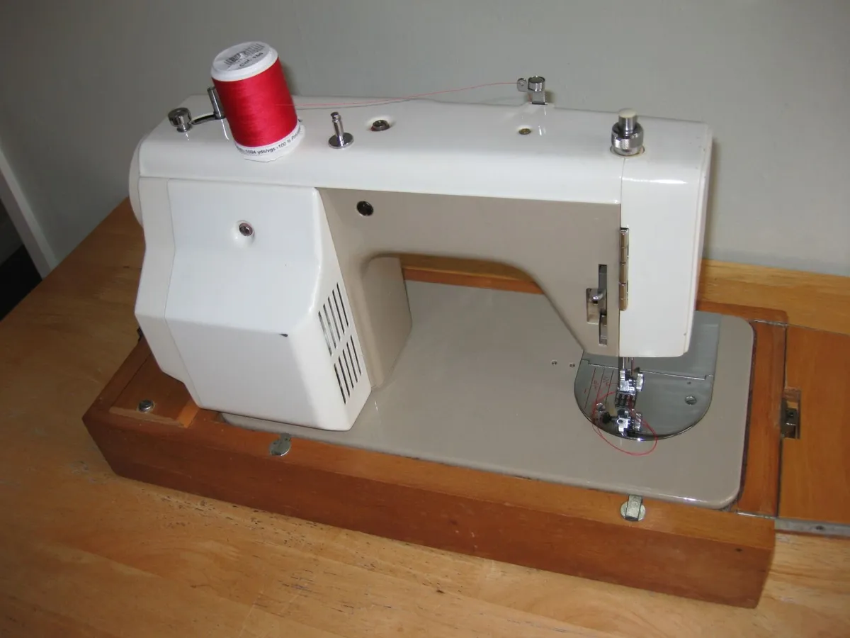 JANOME New Home 674 Sewing Machine Japan. - Image 4