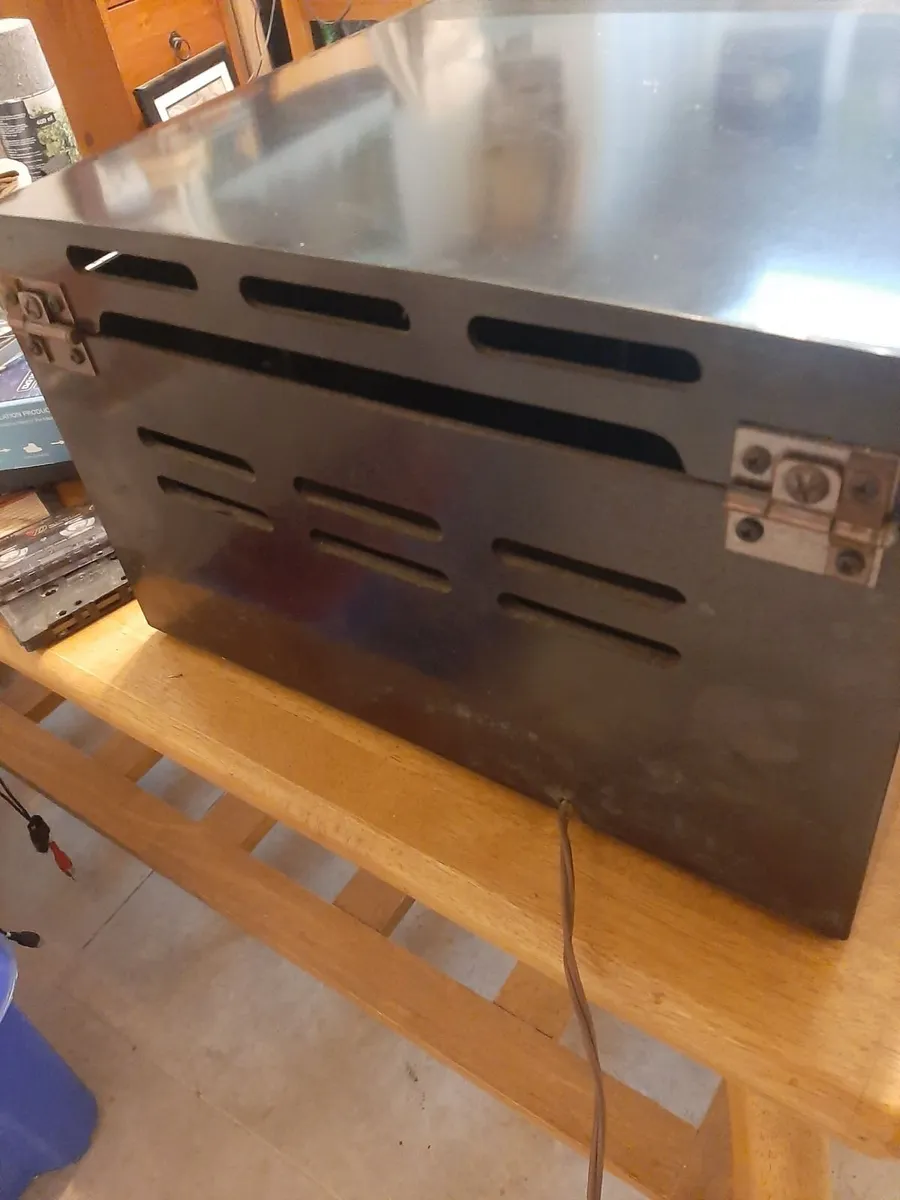Vintage record player / radio - Image 3