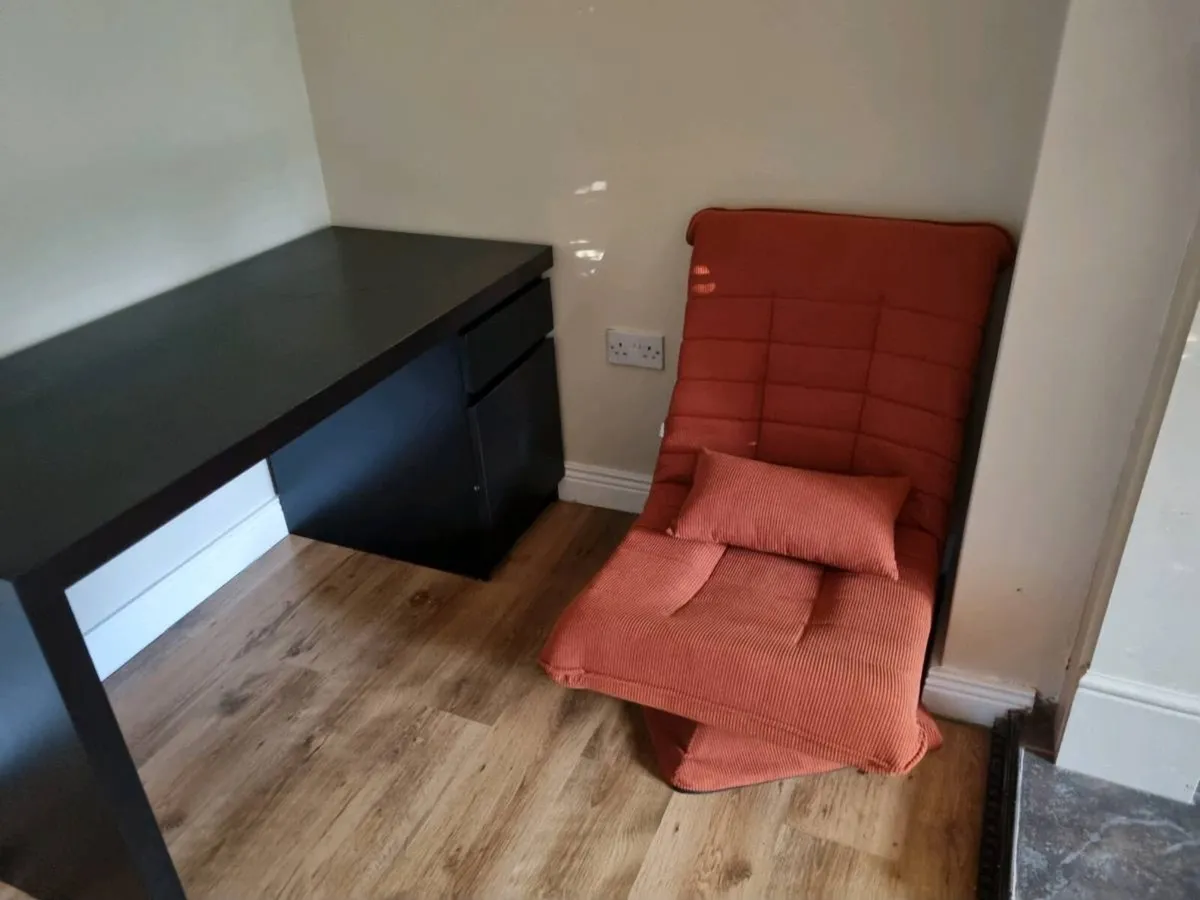 Easy Chair x Desk