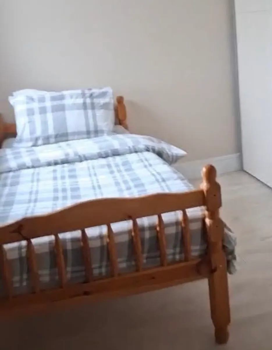 Single bed and mattress new barely used - Image 1