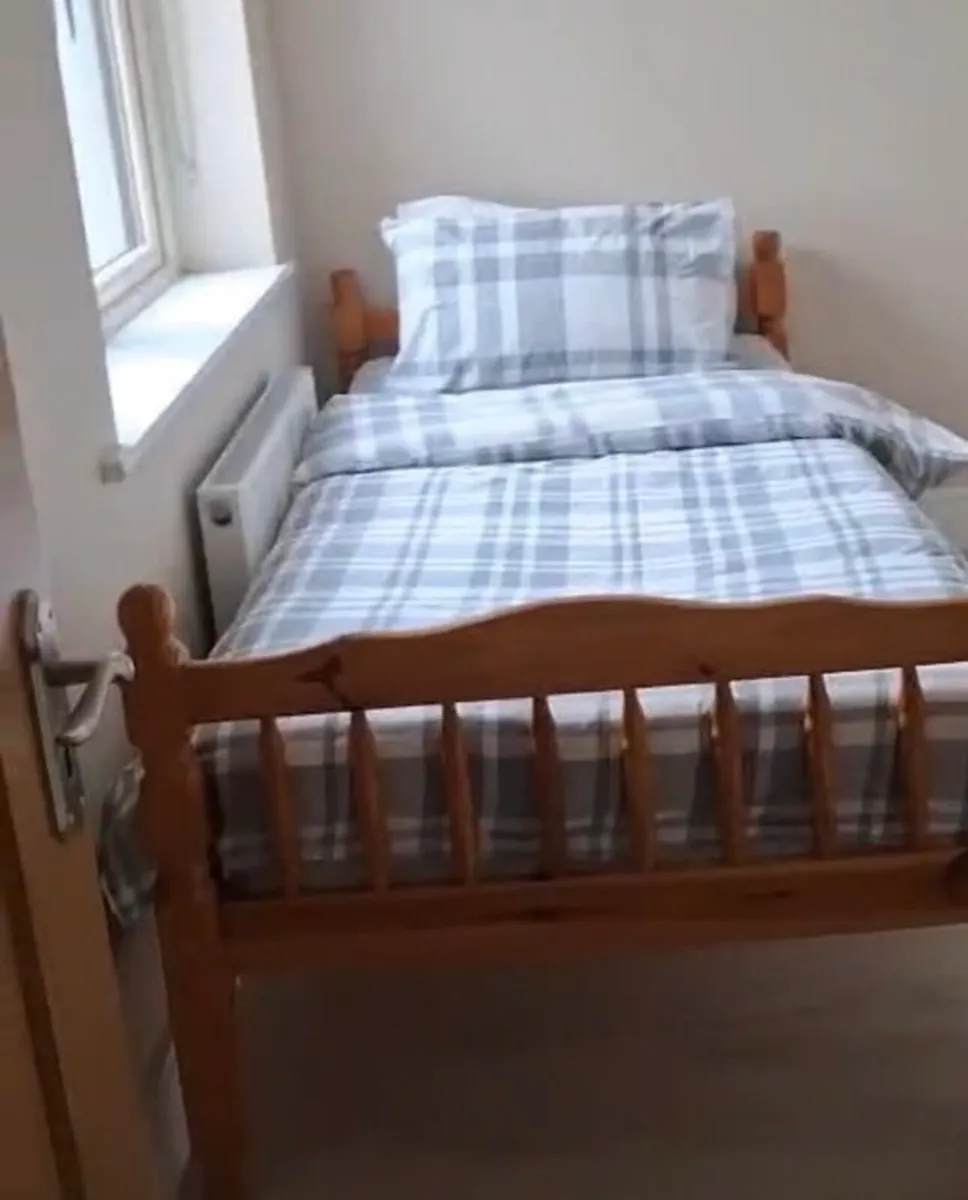 Single bed and mattress new barely used - Image 2