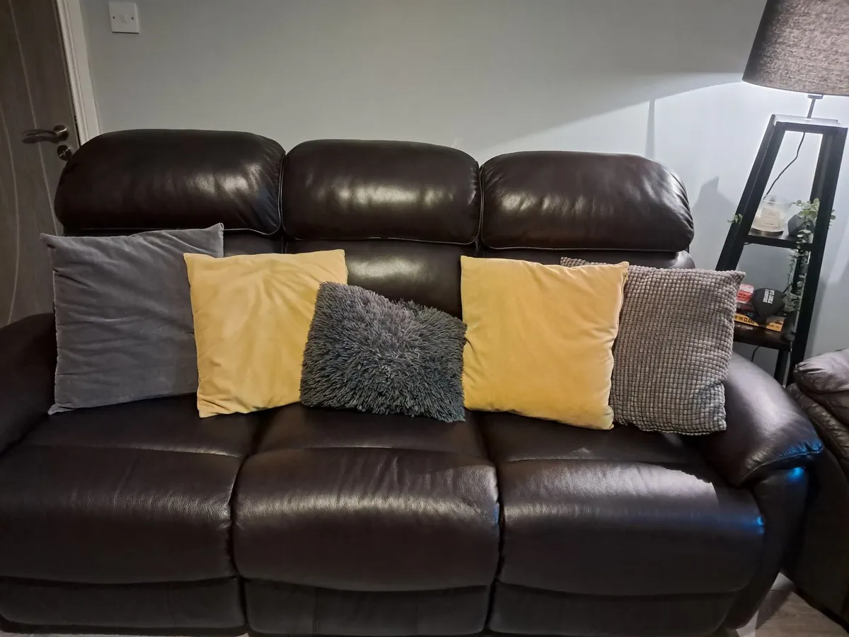 Recliner leather couch x2 arm chairs - Image 2
