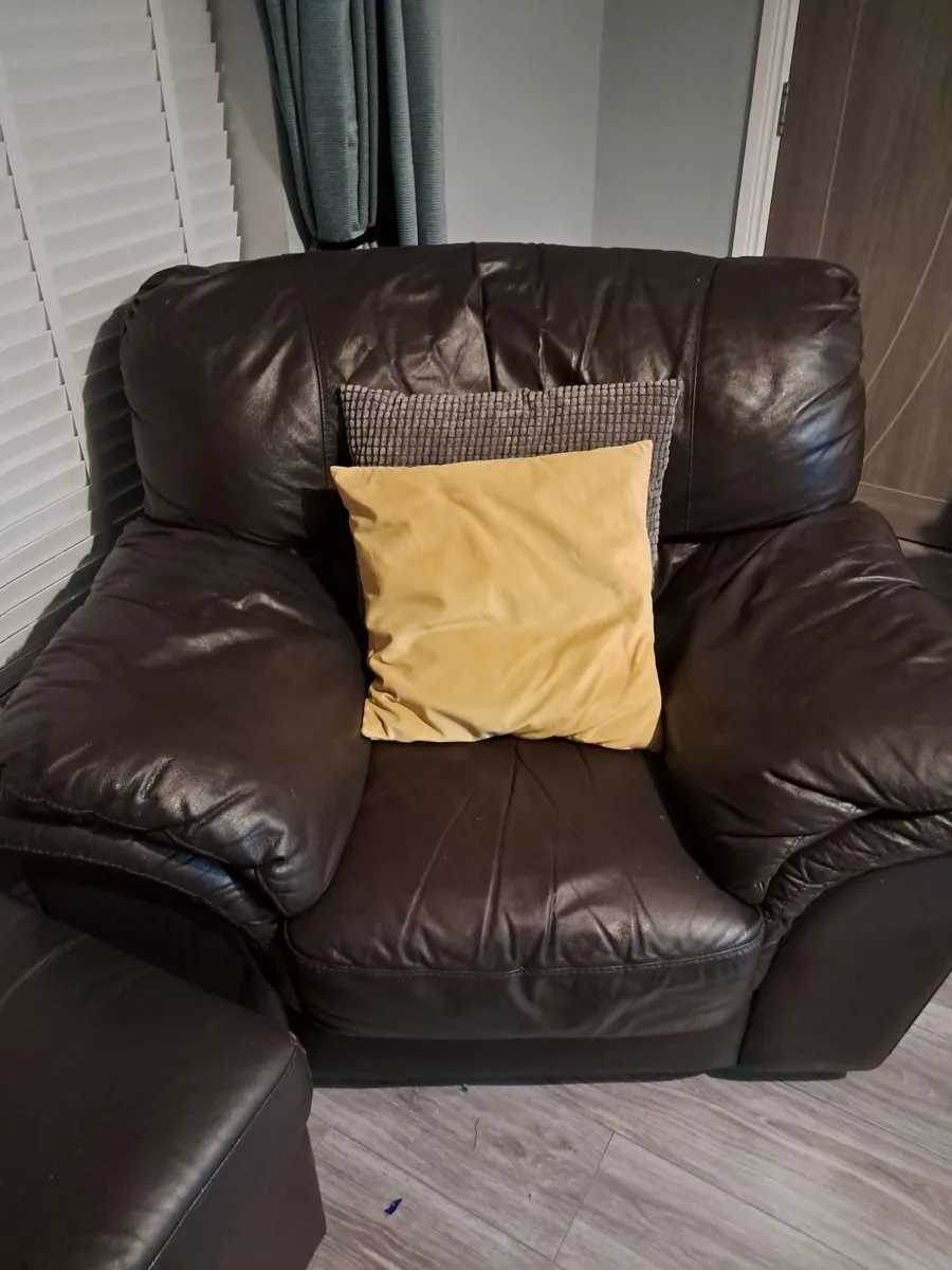 Recliner leather couch x2 arm chairs - Image 3