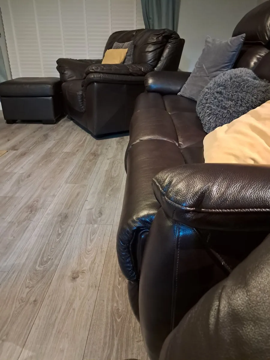 Recliner leather couch x2 arm chairs - Image 4