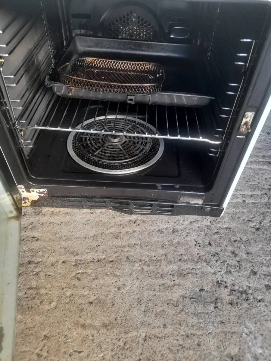 Cooker & chairs - Image 3