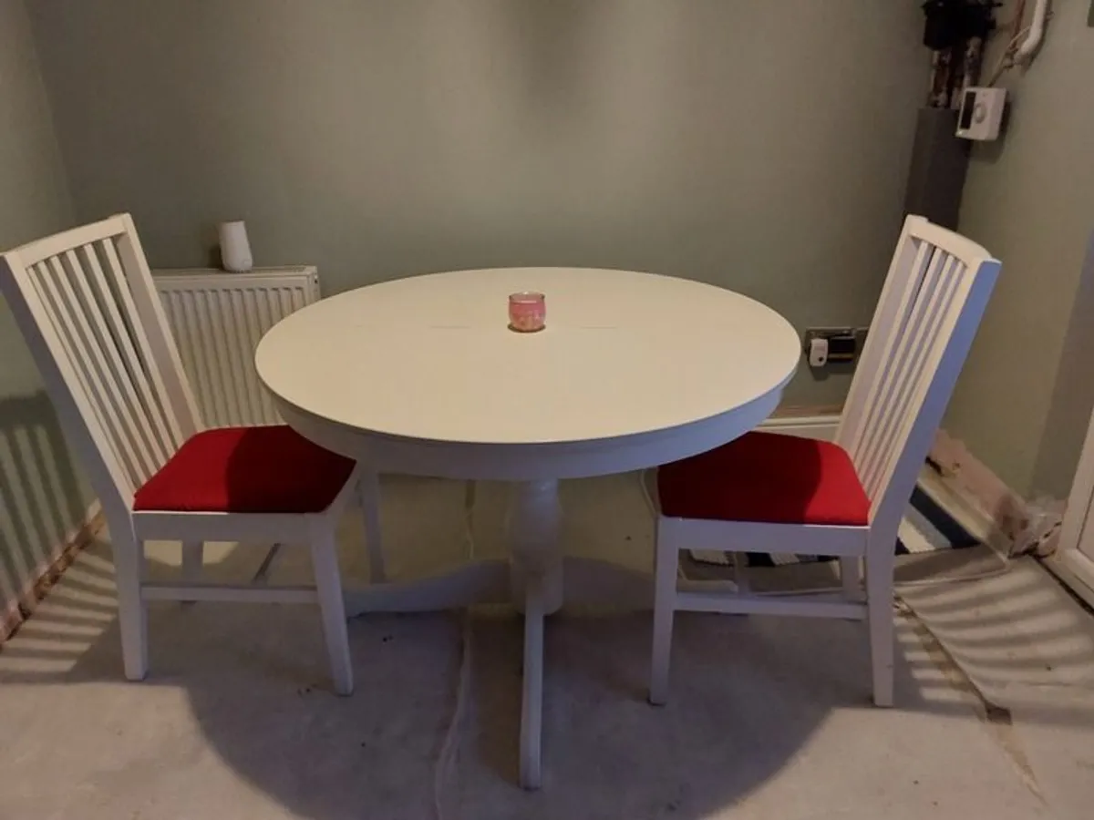 Table and chairs - Image 1