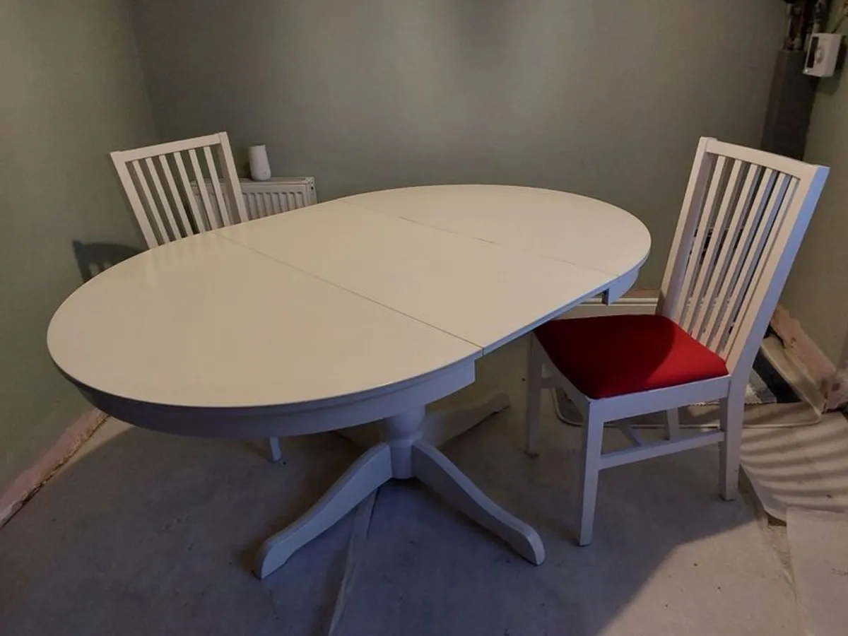 Table and chairs - Image 2