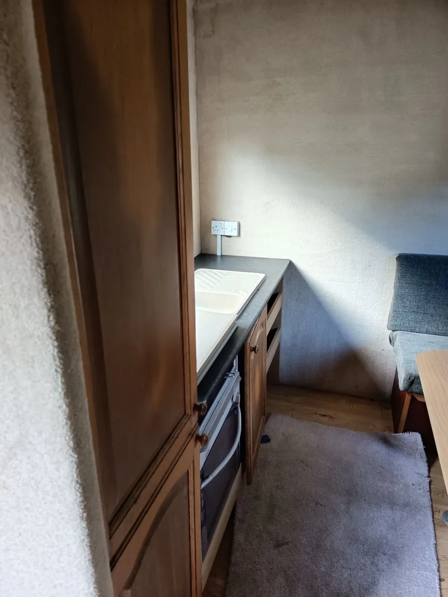 3 horse box with living on 7.5t chassis - Image 2
