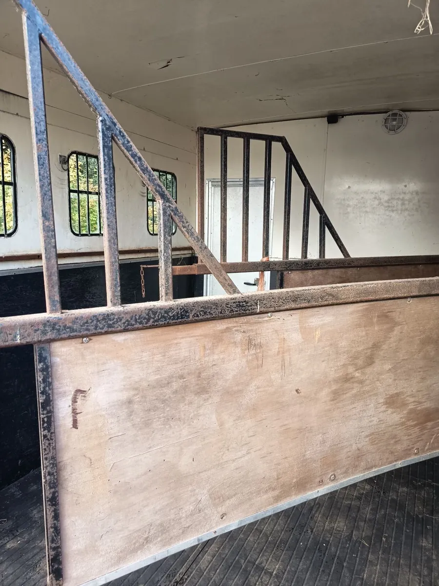 3 horse box with living on 7.5t chassis - Image 4