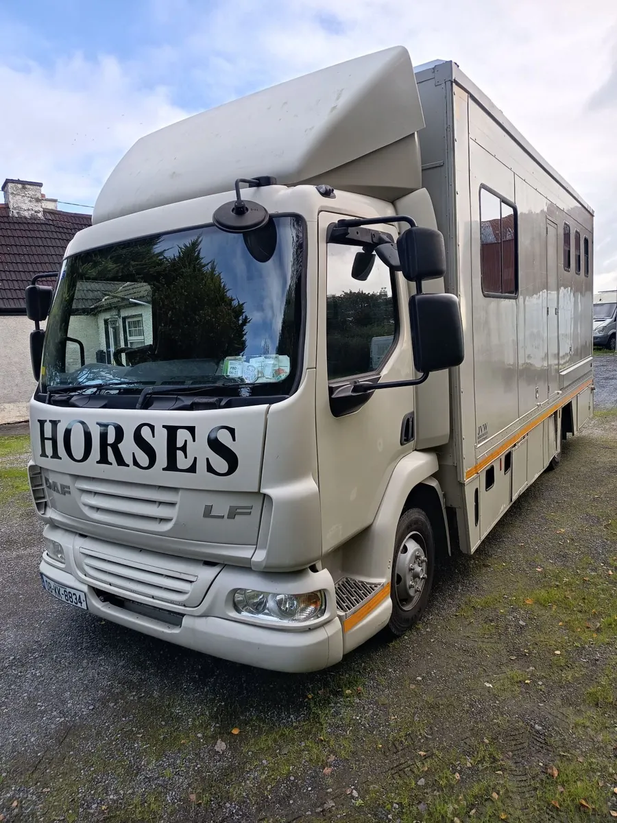 3 horse box with living on 7.5t chassis - Image 1
