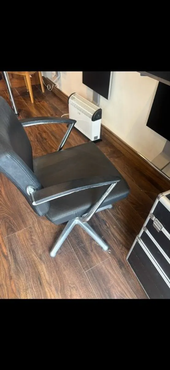 salon - Image 3