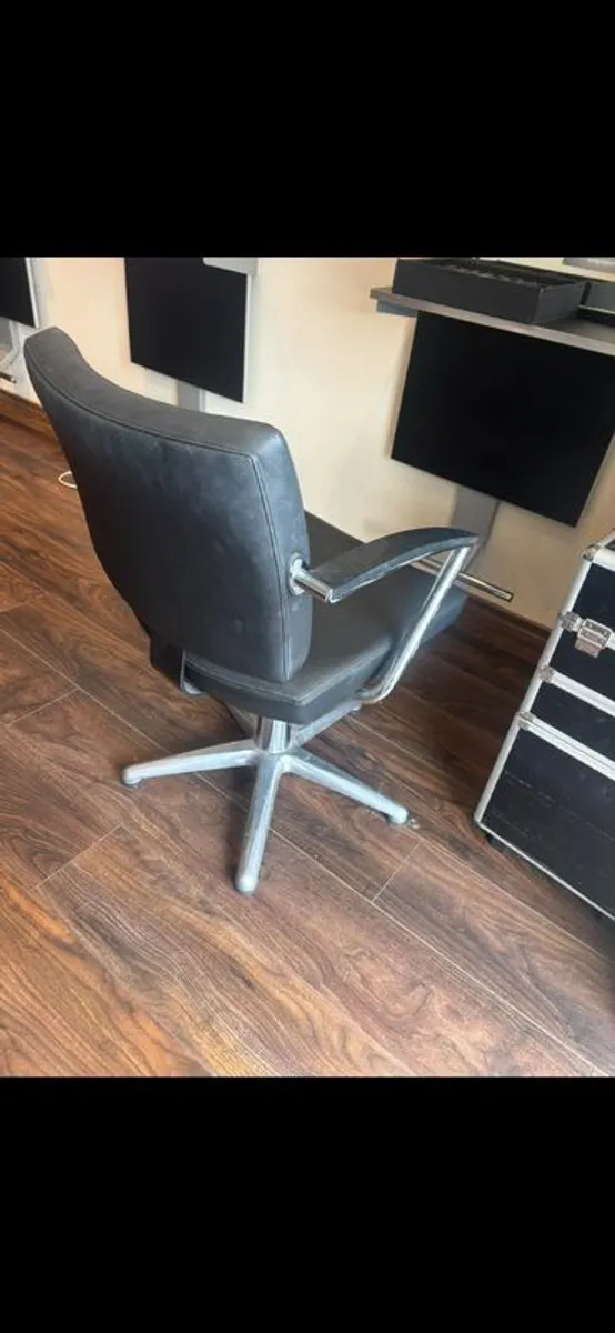 salon - Image 4